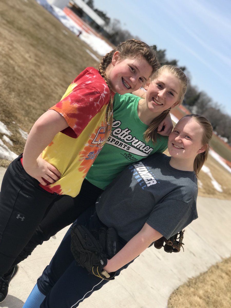 BeaverJulie's tweet photo. Being outside for some fly balls made our hearts very happy today! Thank you Princeton SB for inviting us up for batting practice today! #finallyoutside #atleastforalittlewhile #snowhazards @ZThundersoftbal @ZHSActivities https://t.co/HiwolVx8k2