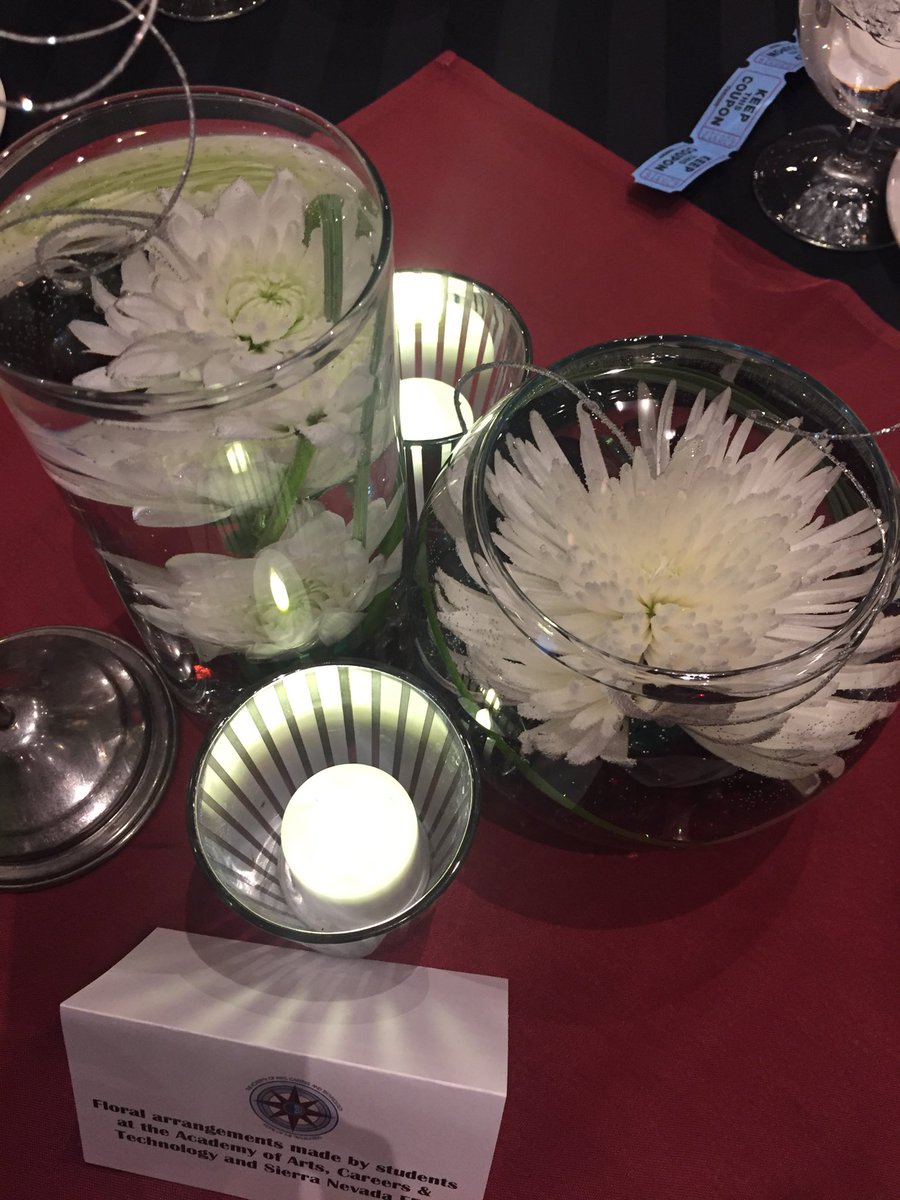 principalreddig's tweet photo. #FFA @aactreno Ss created these amazing center pieces for our annual showcase!! #FloralFriday #wegrowstuff #agricultureinNV https://t.co/YKtUJIdir4