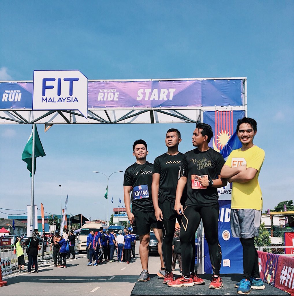 IlhamZulkiflie's tweet photo. Sebagai budak air, saya berasa sgt bangga dapat berlari bersama seiring dan sejalan dengan abang2 hebat ni. Siapa sangka budak air mampu sampai ke tahap ni. 🙏 #FitMelaka #10km #fitmalaysia #telokmas https://t.co/Yi4qVPhbbl