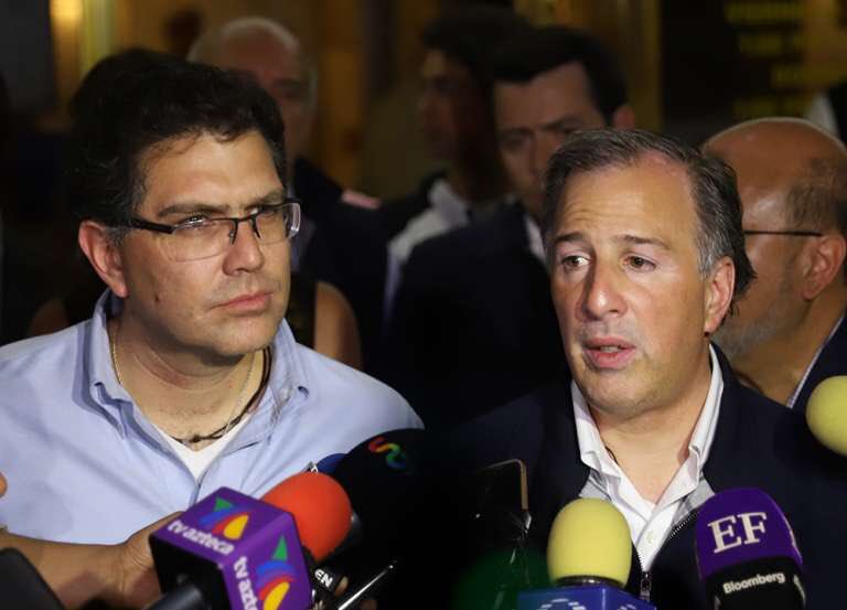 TabascoHOY's tweet photo. #Voto2017 Hace unos minutos el senador @RiosPiterJaguar anunció su decisión de respaldar al candidato @JoseAMeadeK de la coalición “Todos Por México” rumbo a la Presidencia @grupocanton https://t.co/lJQoitLUfB