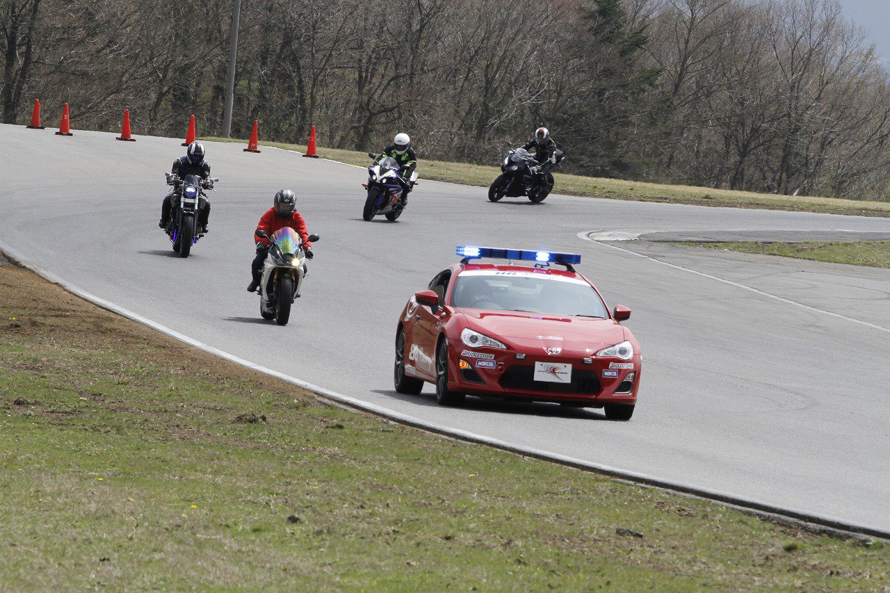 富士スピードウェイ Fsw サーキット体験走行イベント Riding Challenge Tour ペースカーによる先導付走行ですので 安心してサーキット走行ができます サーキットデビューを目指す方や ツーリング感覚で楽しみたい方必見 詳細は こちらをチェック