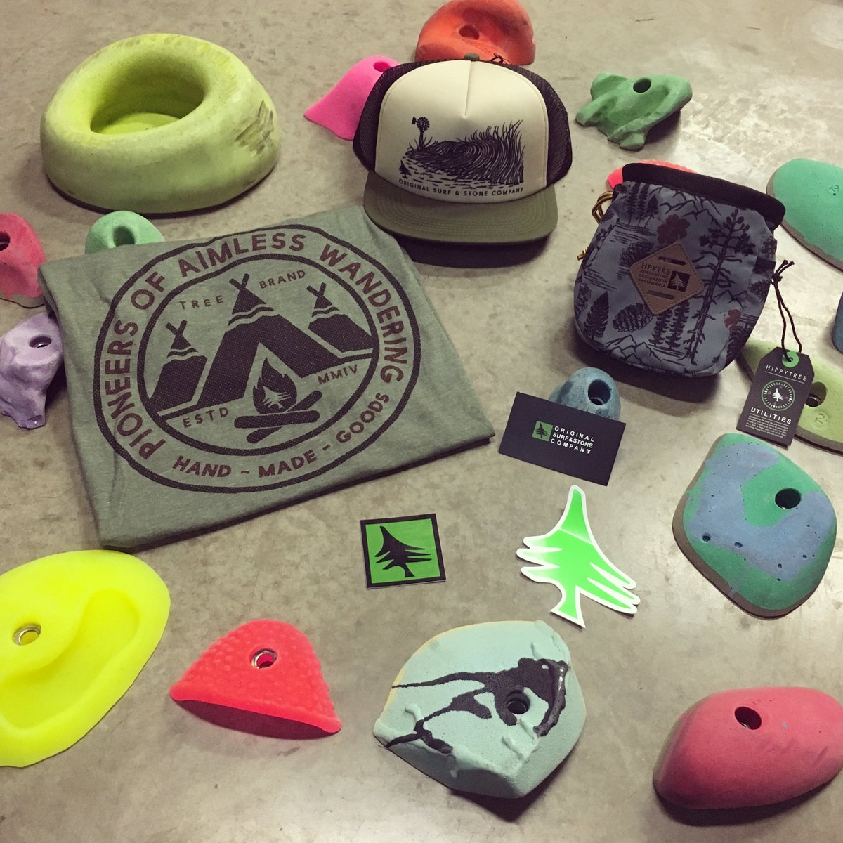 untopc's tweet photo. Another sneak peek comin at you. These sweet prizes are from #hippytree ! Who doesn’t love a comfy shirt, rad hat, and a handy dandy chalk bag? 🧗‍♂️💚🌲🧗‍♀️

#revvingupforRPR https://t.co/ZxiVVP7cyf