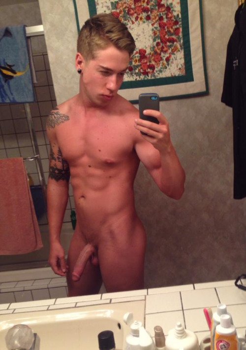boyselfblog's tweet photo. Frat boy selfie https://t.co/G75b6Pk0ah https://t.co/TImYnJpSqr