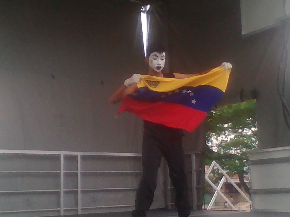 gbmp_lomasfunva's tweet photo. Las Danzas brillaron en el teatro móvil @PazVidaCarabobo @gbmp_lomasfunva  conjuntamente con @secretaria_cult del estado Carabobo celebrando el mes de la Danza,@FundaMimou @mimouvargas @NicolasMaduro @GBMP_LomasdeF @gbmfloramarillo gracias WILLIANS delgado "El Shaman" https://t.co/VlZeiSwJbV