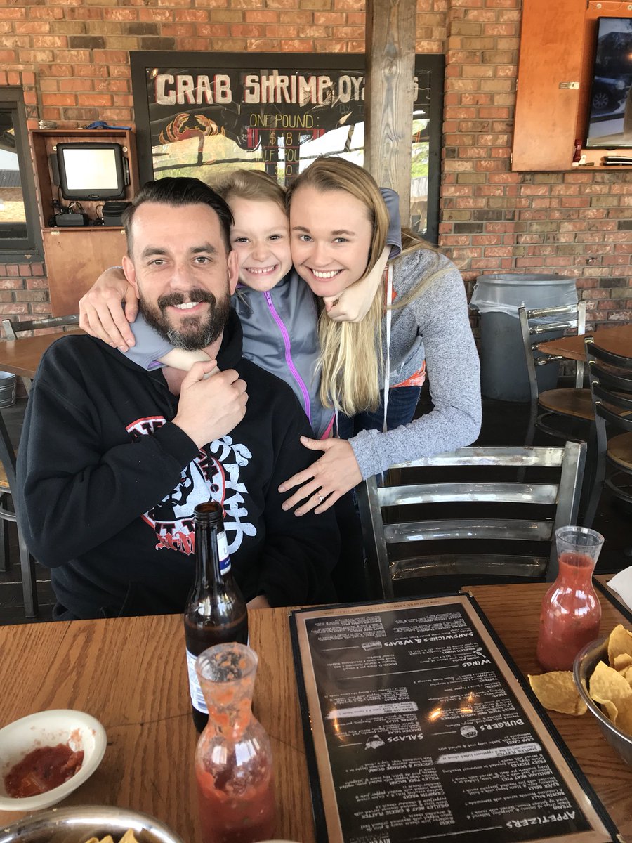 AndreaKGBLee's tweet photo. #crawfish this afternoon #fridayrestday now me and @outlawmuaythai & @AndyTheCrAsian1 & my cloneR gonna settle in & watch @shannonsinnmma take her best shot at owning my former crown. Rooting 4 u 2nite @lfafighting #worldtitle #fight #mma #wmma #lfa #louisianacrawfishboil =๐ https://t.co/SGWjLmXOhP