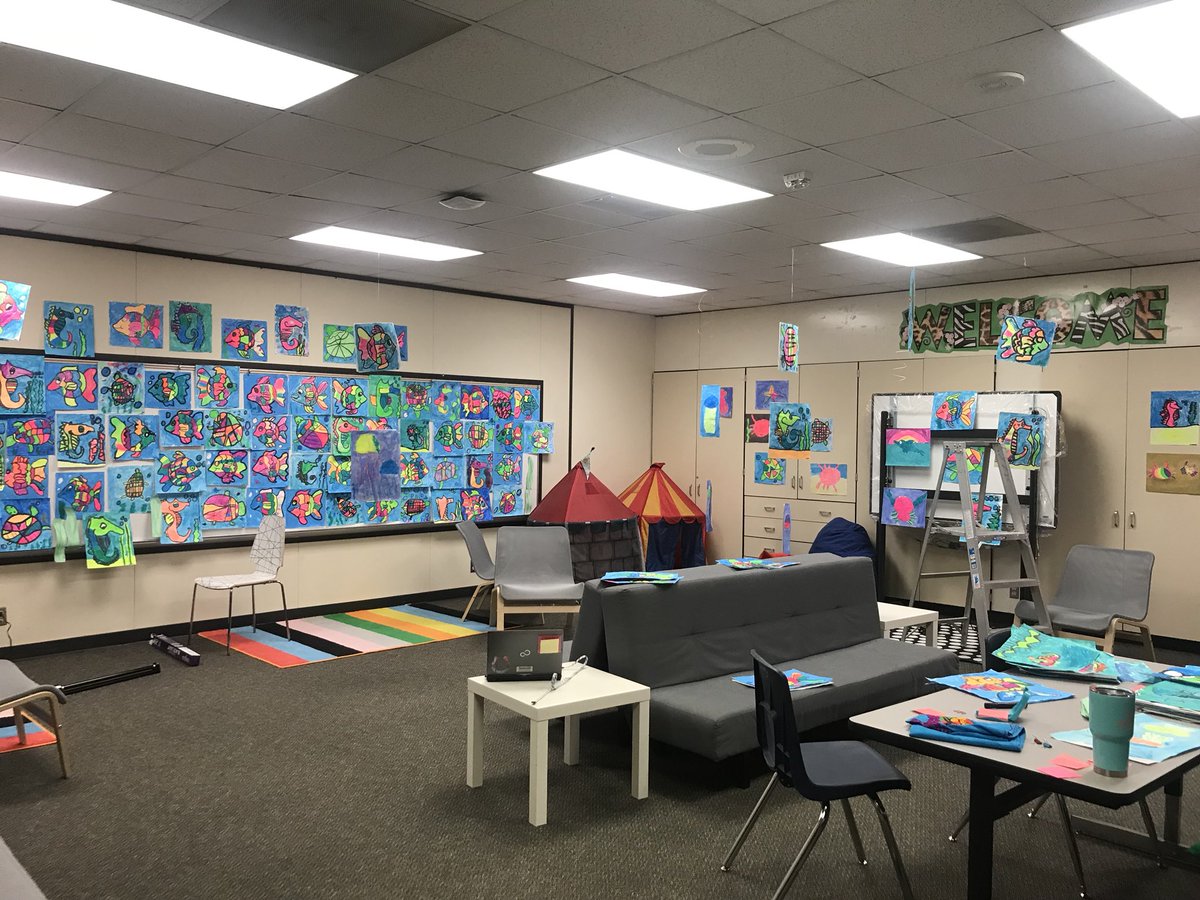 SegosARTclass's tweet photo. Starting to get ready for the Art show! Canβt wait till the Ss see the room πππ #elementaryartteacher #firstartshow #coltsfinearts #blacklightroom https://t.co/sKnO1db3ep