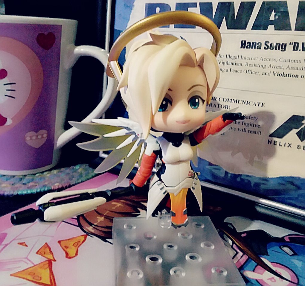 SugarSpikePunch's tweet photo. I have a tiny queen! 
#pocketmercy https://t.co/6FF6IuCl7i