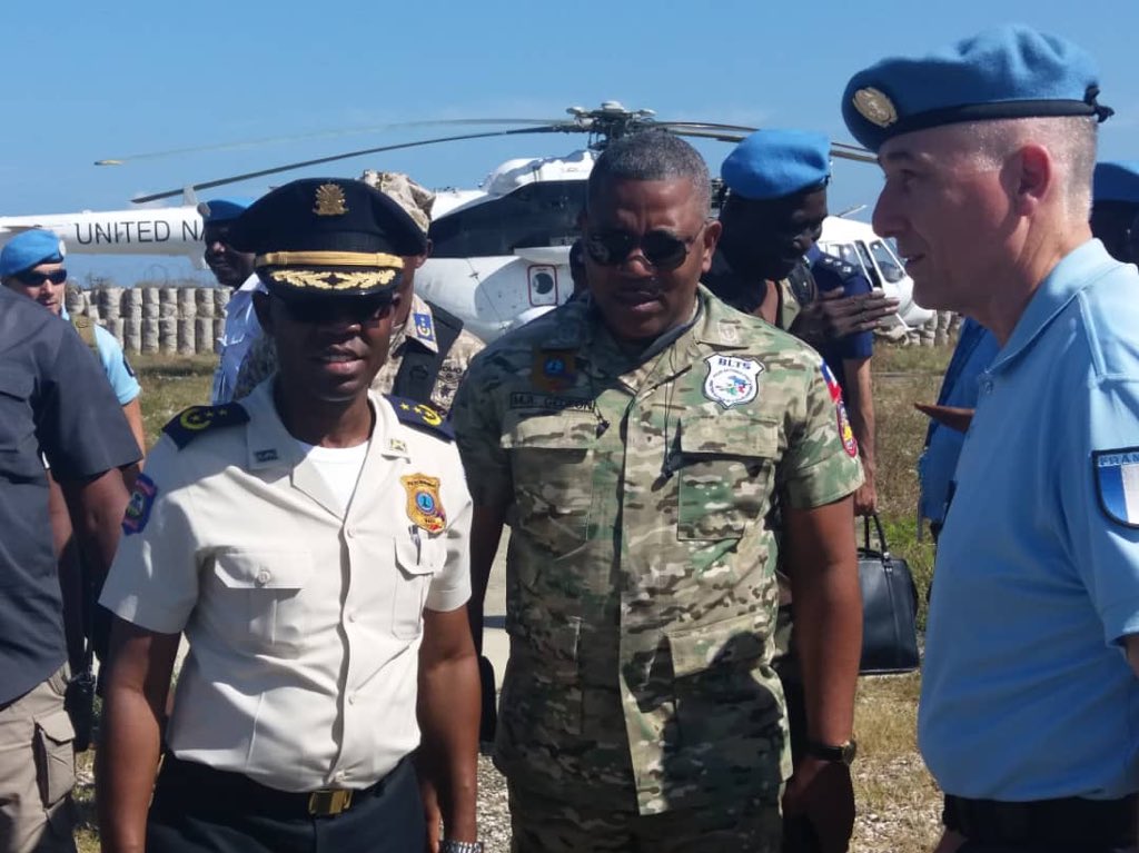 pnh_officiel's tweet photo. [#Haiti].🚁.Visite du DG de la @pnh_officiel, ce vendredi 20 Avril dans le Nord-Ouest, pour évaluer l'avancement du #PAC mises en place dans le cadre de l'implémentation du PSD-PNH 2017-2021.
#DDNO
@DG_PNH @minujusth https://t.co/KMMbexNXvD
