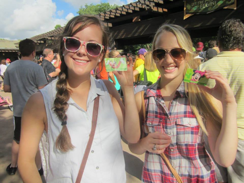 Lizzie_Moz's tweet photo. The first picture shows what the tickets looked like in 2013.  Now, magic bands have become popular. #Disney2013vsDisney2018 #Disneyticketsincrease #658create https://t.co/Av0YzSIHf3