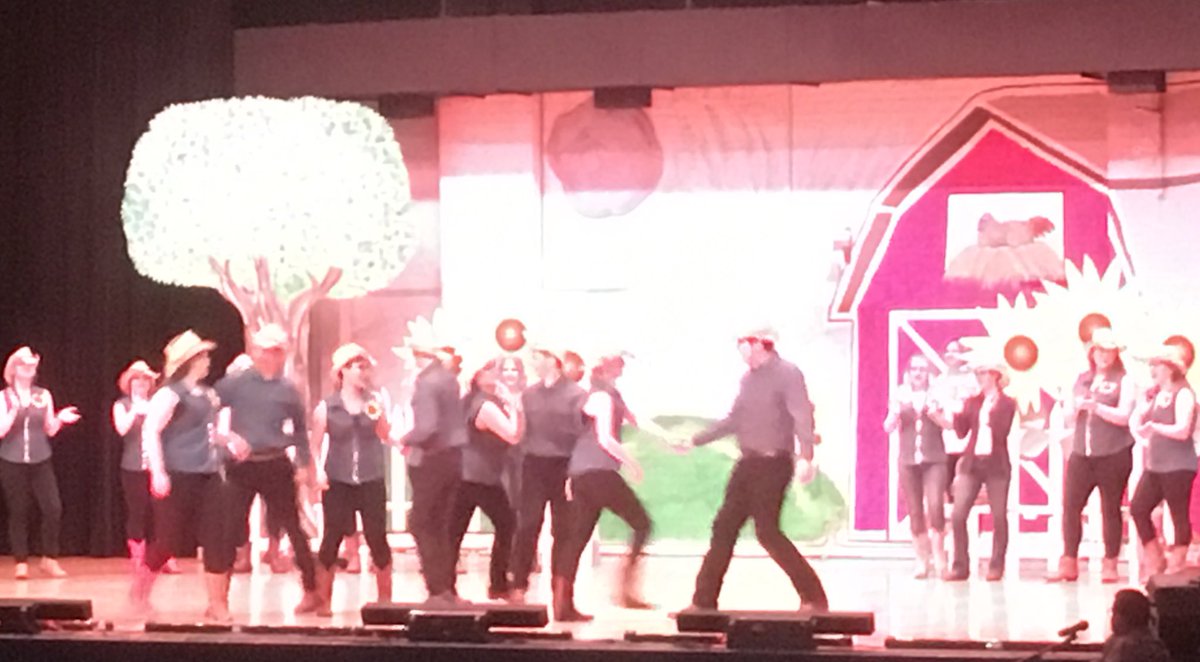 staceyvinson19's tweet photo. @TulsaSchools @tulsanathanhale putting on a great show tonight!  Hale Yes! @sheilariley1964 @Kackley77 @jaimeisaacs https://t.co/fYRvHXjBXy