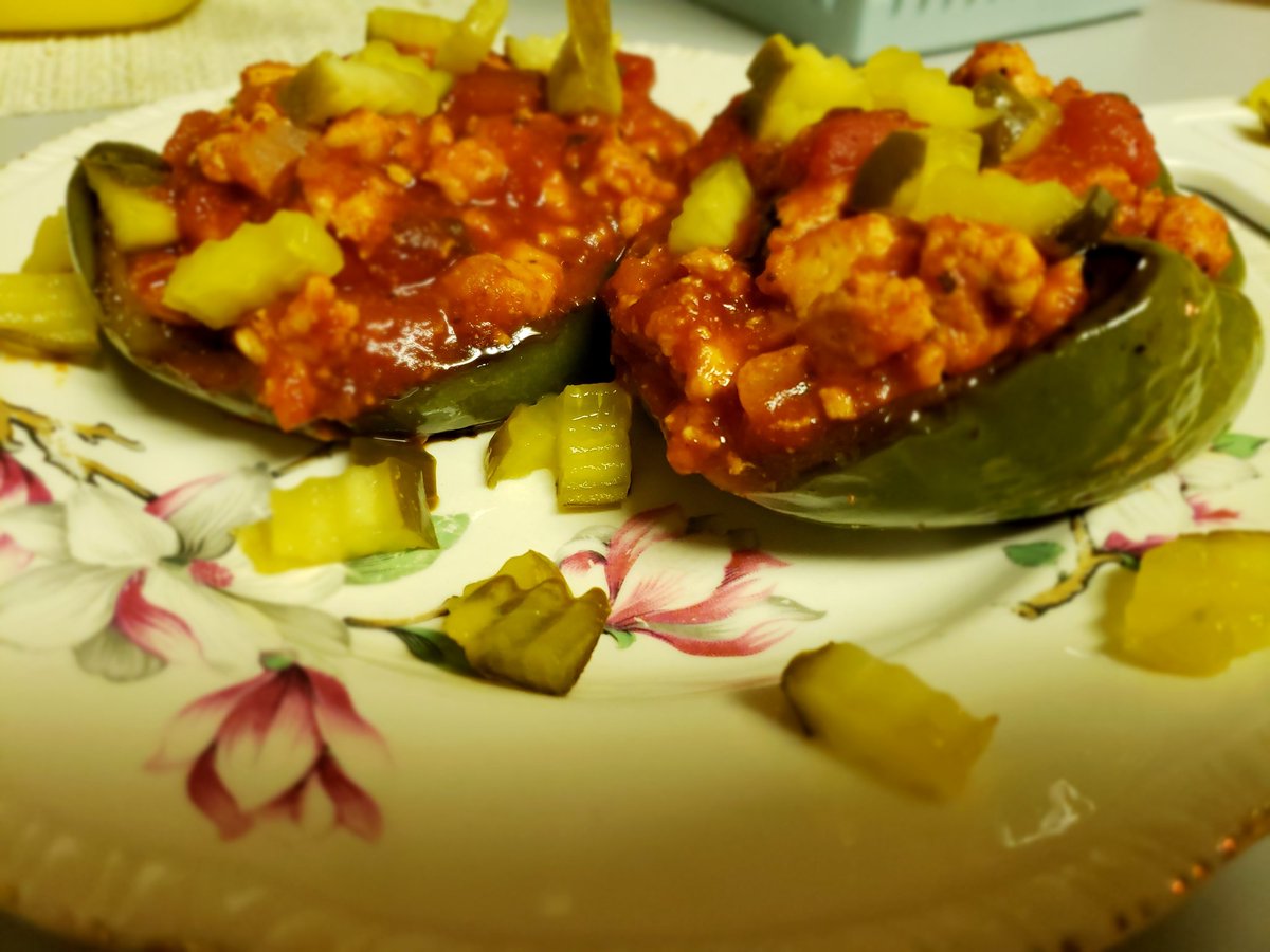 JustBeingEric's tweet image. Roasted green pepper "boats", filled with Turkey burger sloppy Joe's, &amp;amp; topped with chopped bread &amp;amp; butter pickles.... #WhatIHadForSupper #ICanCook 😍😍😍