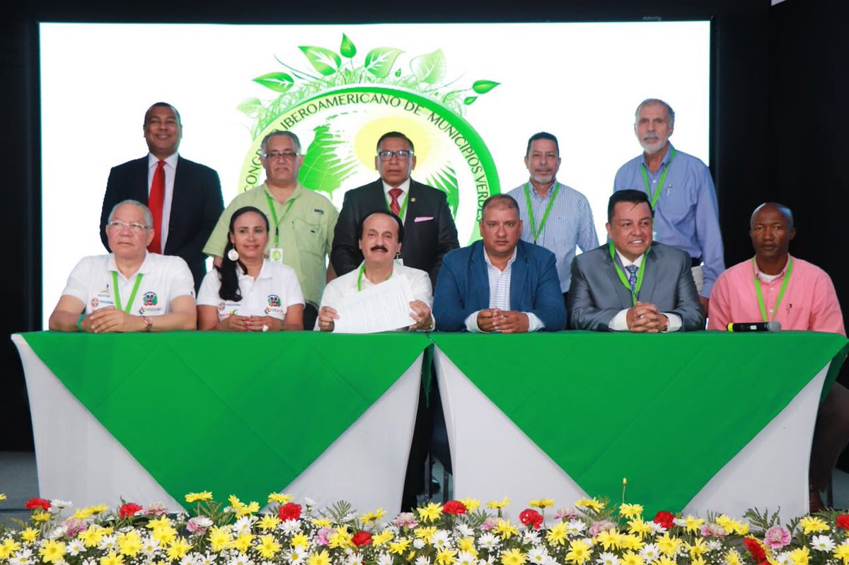 AmupaOficial's tweet photo. Para la clausura de este gran congreso se firma El Pacto de Río Hato, allí plasmamos el compromiso municipal de implementar todas las medidas aprendidas durante este congreso para el desarrollo sostenible de las ciudades. #Panamá #AMUPA #ecology #iberomerica #municipio #congreso https://t.co/Qat1vyIRGh