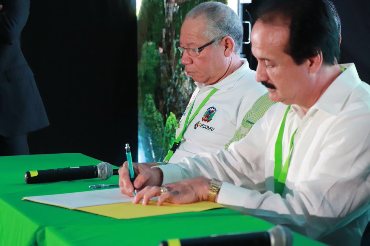 AmupaOficial's tweet photo. Para la clausura de este gran congreso se firma El Pacto de Río Hato, allí plasmamos el compromiso municipal de implementar todas las medidas aprendidas durante este congreso para el desarrollo sostenible de las ciudades. #Panamá #AMUPA #ecology #iberomerica #municipio #congreso https://t.co/Qat1vyIRGh