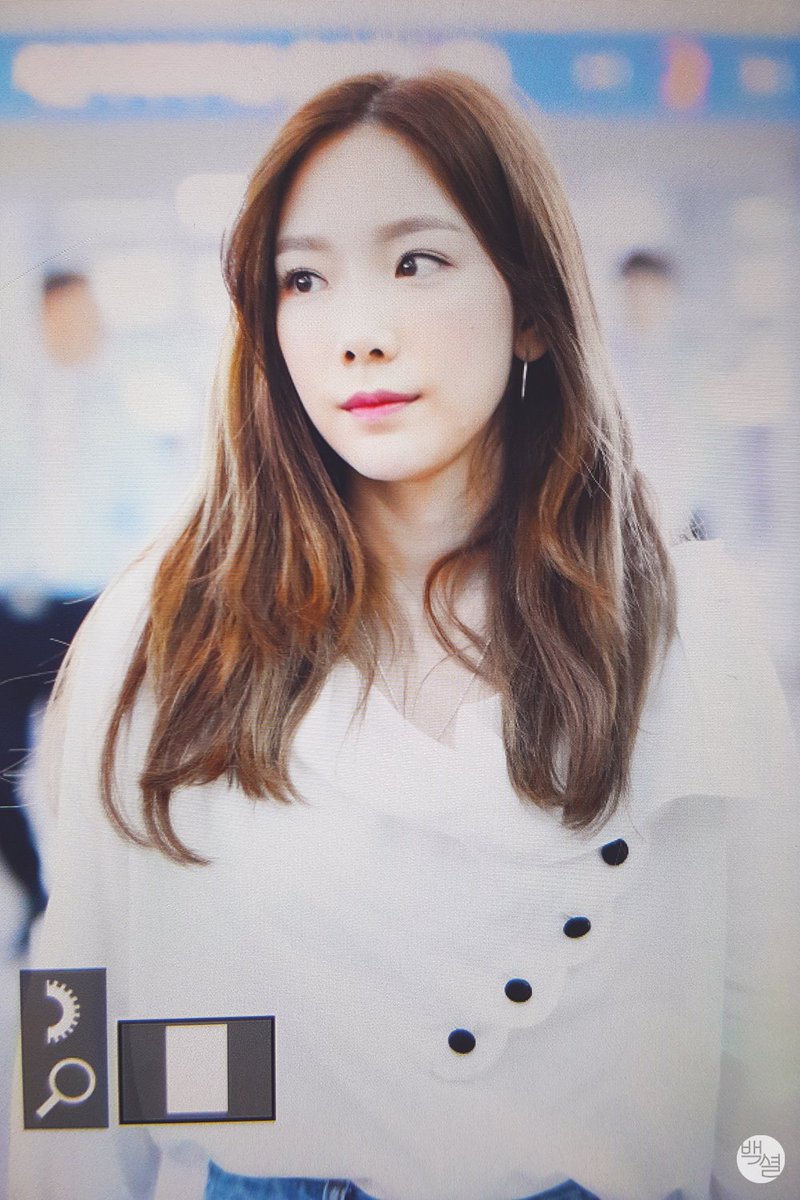 BAEKSSUEL's tweet photo. 180421 😂🤟
 #태연 #TAEYEON https://t.co/lc5IuDDp5Y