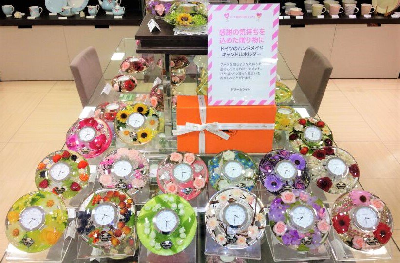 西武池袋本店 ガラスの中に花々やフルーツが 1999年ドイツにて創業したキャンドルホルダーブランド ドリームライト ハンドメイドで世界に1つの花々の表情や色合いが楽しめます 母の日の贈り物にもおススメ ドリームキャンドルホルダー 税込