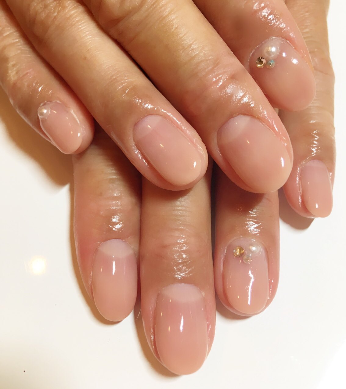 Athena Nailsalon ブライダルネイルでお越しくださいました ヌーディーカラーでドレスにも和装にも合うデザインです グラデーションネイル シェラック シェラックネイル ブライダルネイル ウェディングドレス プライベートサロン 表参道ネイル