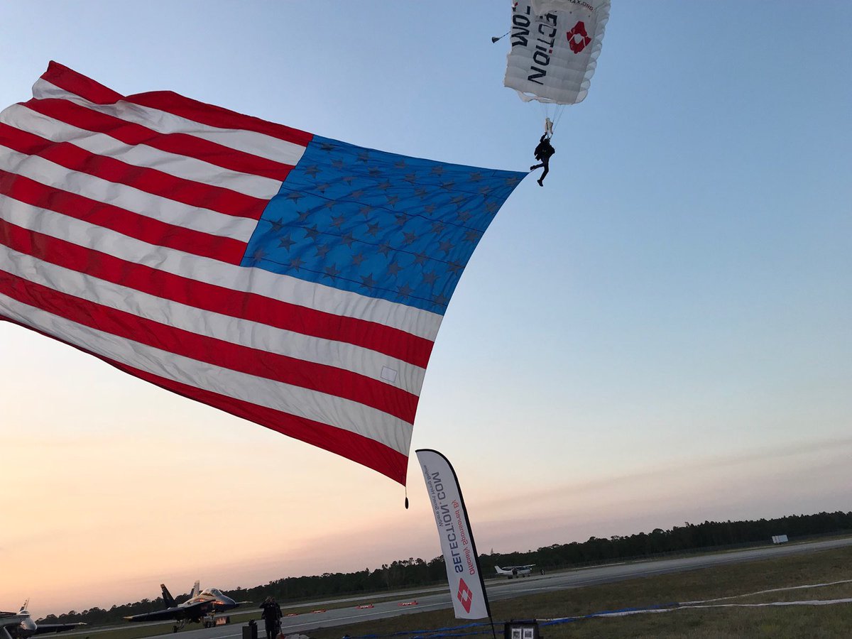 teamfastrax's tweet image. Practice 2 in the books at the @VeroAirShow.   It was a great day for #AmericasSkydivingTeam.  Be sure to come out tomorrow and Sunday.  The @BlueAngels had a front row seat.  #LargeFlags #OnTimeOnTarget