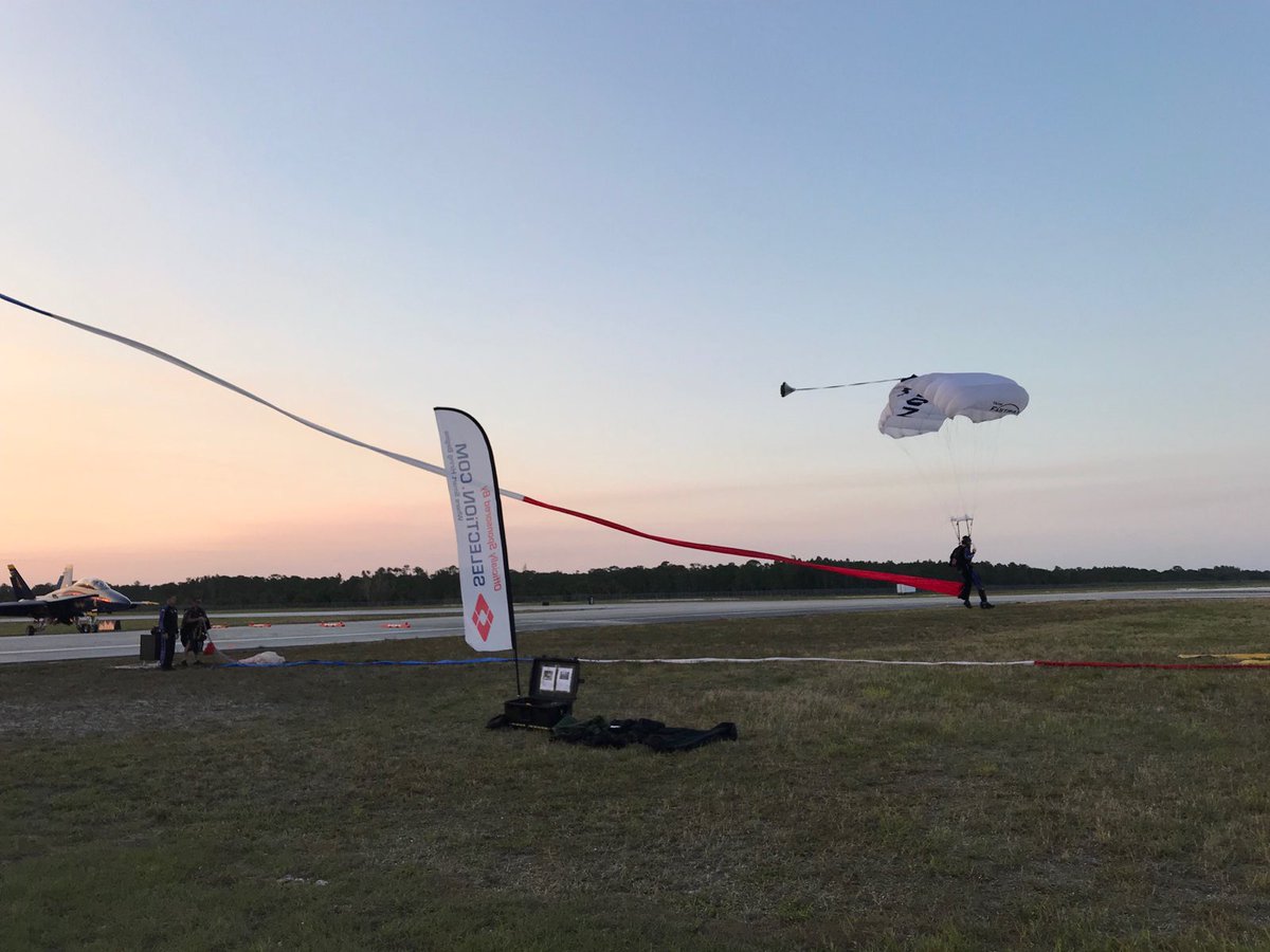 teamfastrax's tweet image. Practice 2 in the books at the @VeroAirShow.   It was a great day for #AmericasSkydivingTeam.  Be sure to come out tomorrow and Sunday.  The @BlueAngels had a front row seat.  #LargeFlags #OnTimeOnTarget
