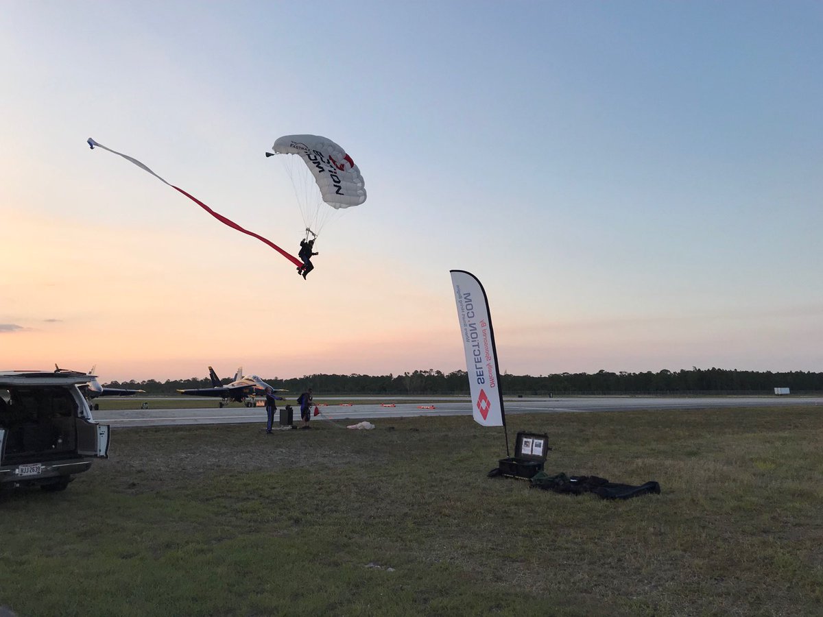 teamfastrax's tweet image. Practice 2 in the books at the @VeroAirShow.   It was a great day for #AmericasSkydivingTeam.  Be sure to come out tomorrow and Sunday.  The @BlueAngels had a front row seat.  #LargeFlags #OnTimeOnTarget