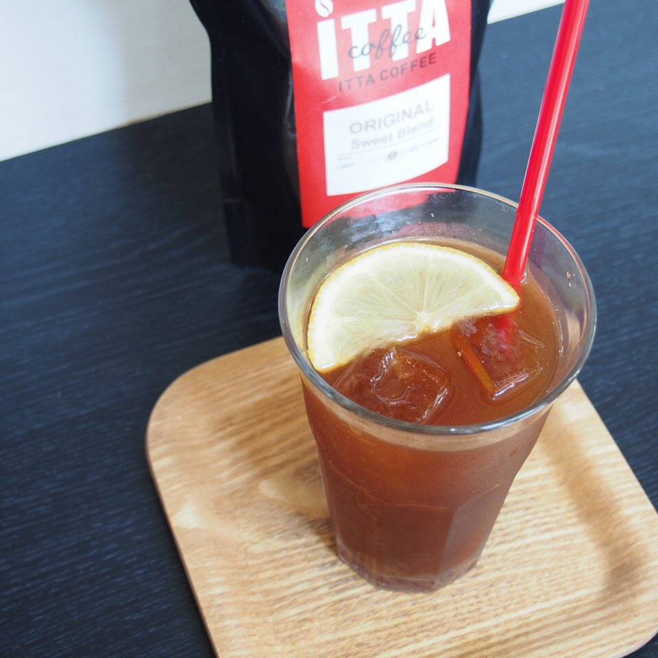 ITTACOFFEE's tweet photo. 夏の新メニュー“アイスカフェリモーネ”新登場 ⸜(๑⃙⃘'ᵕ'๑⃙⃘)⸝⋆︎*
アイスアメリカーナに有機レモン果汁とほんのり甘さを加えた新感覚の爽やかさ https://t.co/QEYXo1ddCG