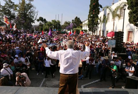 Milenio's tweet photo. "No se atreverían a subirse a una avioneta así": el reto de #AMLO a sus adversarios #Elecciones2018 https://t.co/tXpVdouilR https://t.co/MuwsXnGqkC