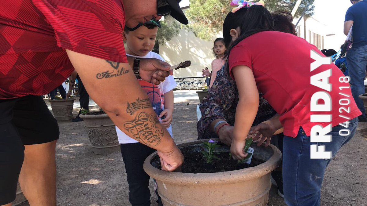Emartinez10Em's tweet photo. Enjoying kite/plant a flower day with my kiddos! #eeccrocks #plantaflower #kiteday https://t.co/6jymR74tu0