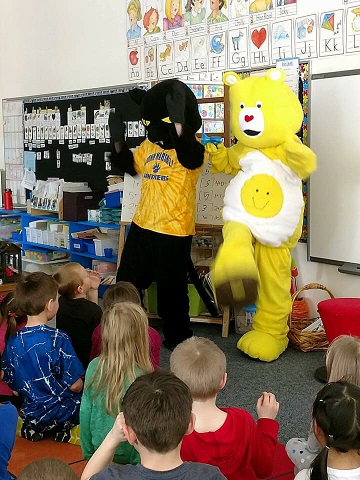 KendyAFrame's tweet photo. John Marshall Paws brought his good friend Sunshine Bear to Kindergarten to teach friendship! #MarshallPanthers #WausauSchools https://t.co/D75ViRlxbR