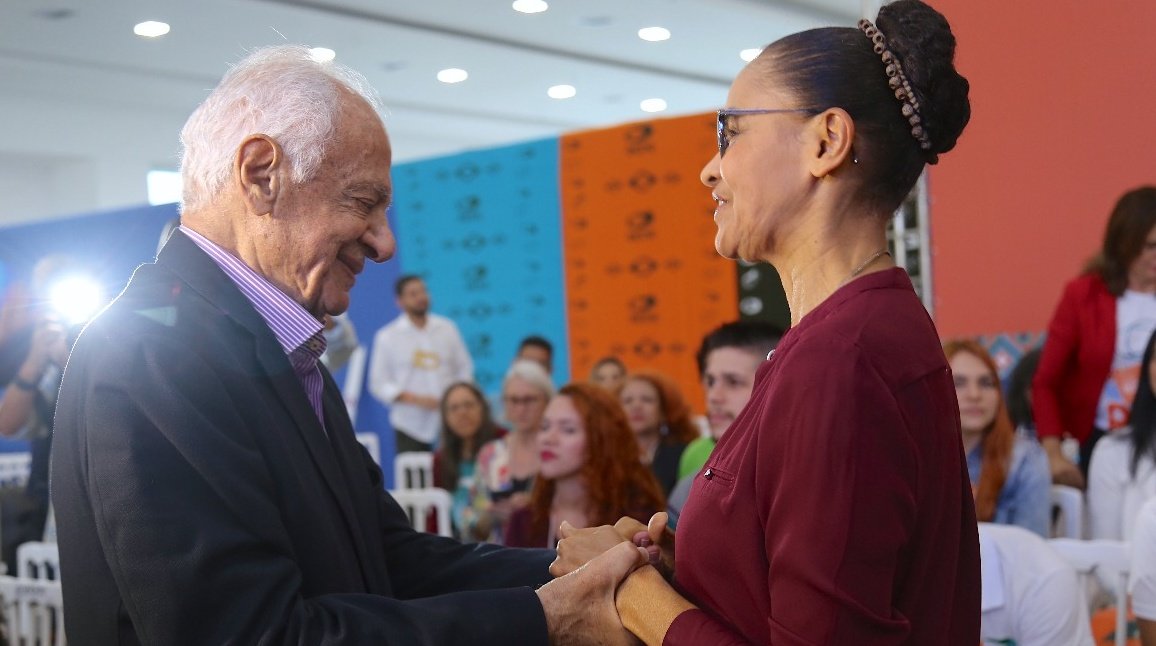 MarinaSilva's tweet photo. O ex-senador Pedro Simon (PMDB-RS) está ajudando a nossa pré-candidatura à presidência de manhã, de tarde e de noite com toda a sua força e sabedoria. Como eu sempre digo, queremos contar com os melhores dos diferentes partidos e os melhores da sociedade. https://t.co/RWWtRNR8rE