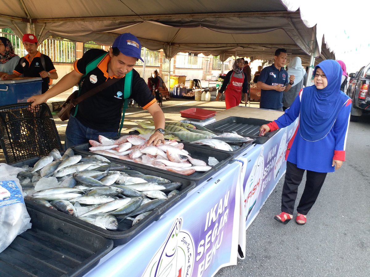 nekmatkl's tweet photo. Retweeted PNK Kemaman (@PnkKemaman):
21.04.2018 - Dapatkan ikan segar & Q'fish hari ini dgn harga promosi bertempat di tapak pasar malam Padang Astaka, Kemaman.
#LKIM
#lkimhq
#lkimterengganu
#Qfish
#PJSR https://t.co/fyQTPDF13B