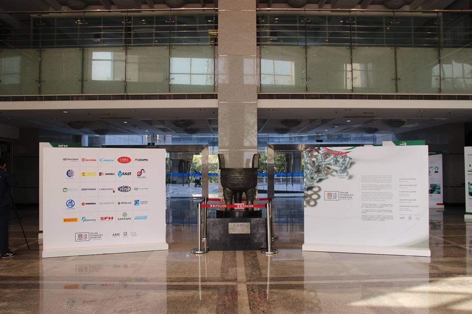 AccademiciCina's tweet photo. Ultima tappa per la mostra #YiTech arrivata alla #ChongqingUniversity lo scorso 17 aprile, in esposizione fino al 4 Maggio. @AccademiciCina insieme a @GGIIcq @ChinaSantAnna @ItalyinCQ https://t.co/QxnwvTCdf2