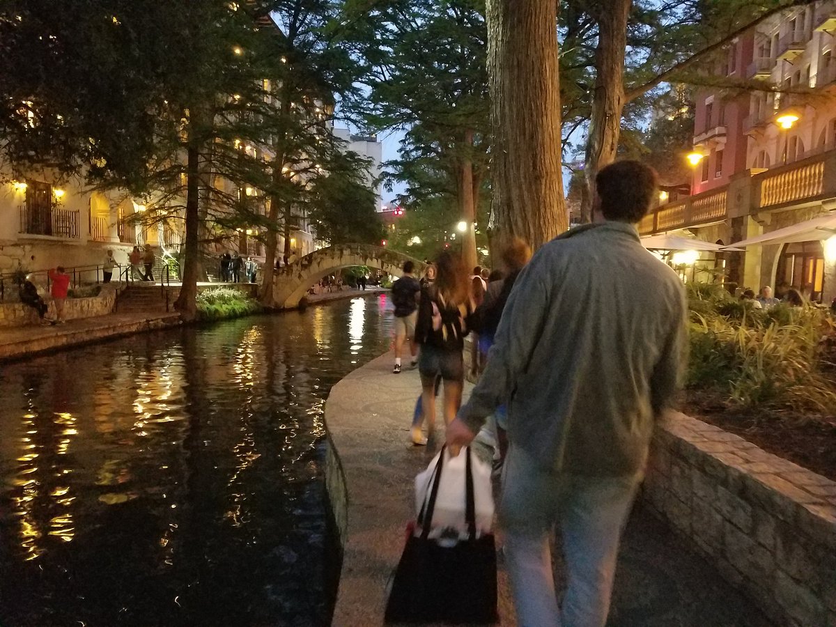 juniper_pearl's tweet photo. @CMSNorth Fun evening on the Riverwalk with the CMSN Choir! https://t.co/jzjbEVtWMR