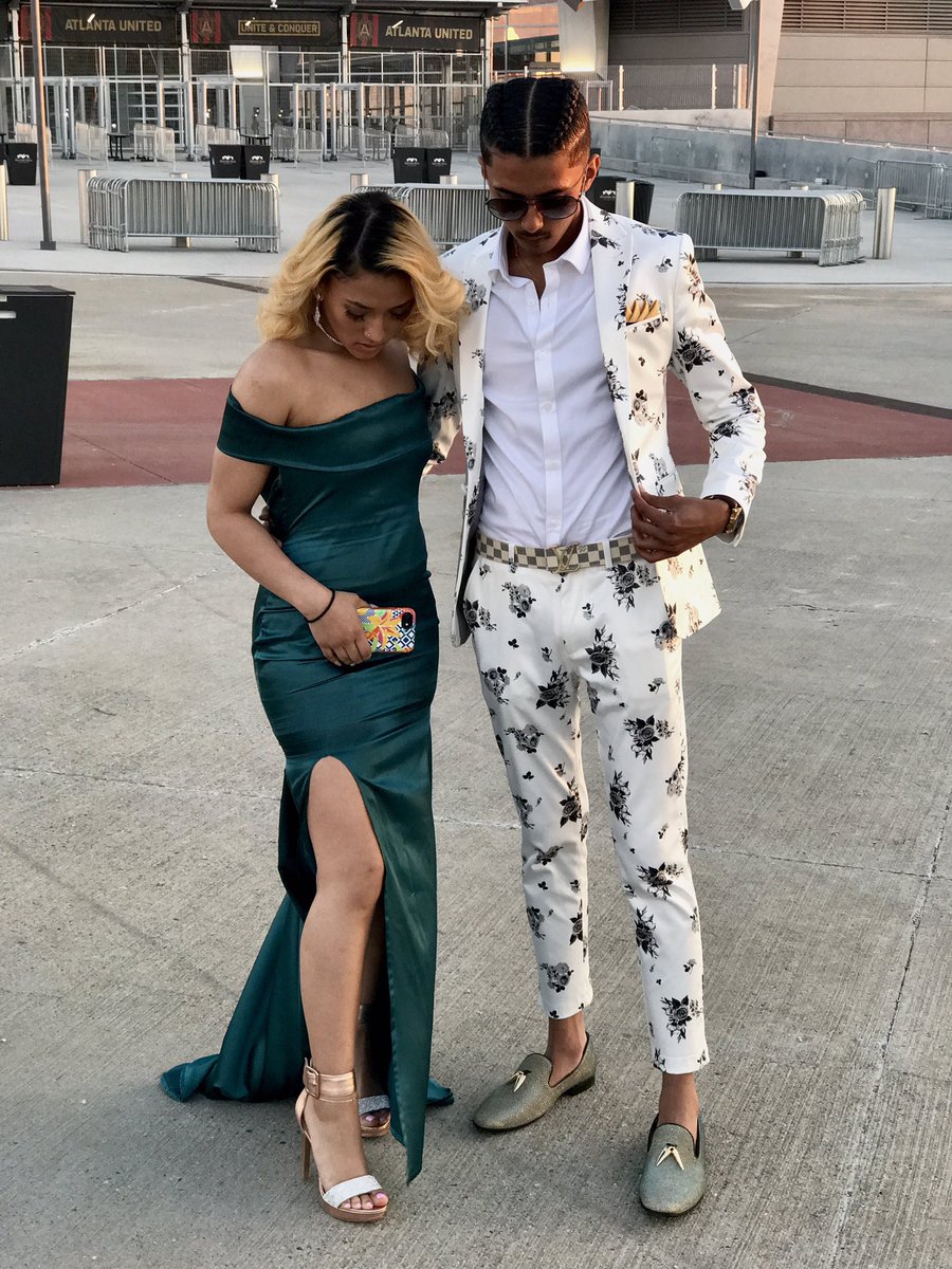 salaarkhan100's tweet photo. PROM🤙🏽💧⚡️ #driptown #thegreatslay #prom2k18 https://t.co/Mym5iyALbx