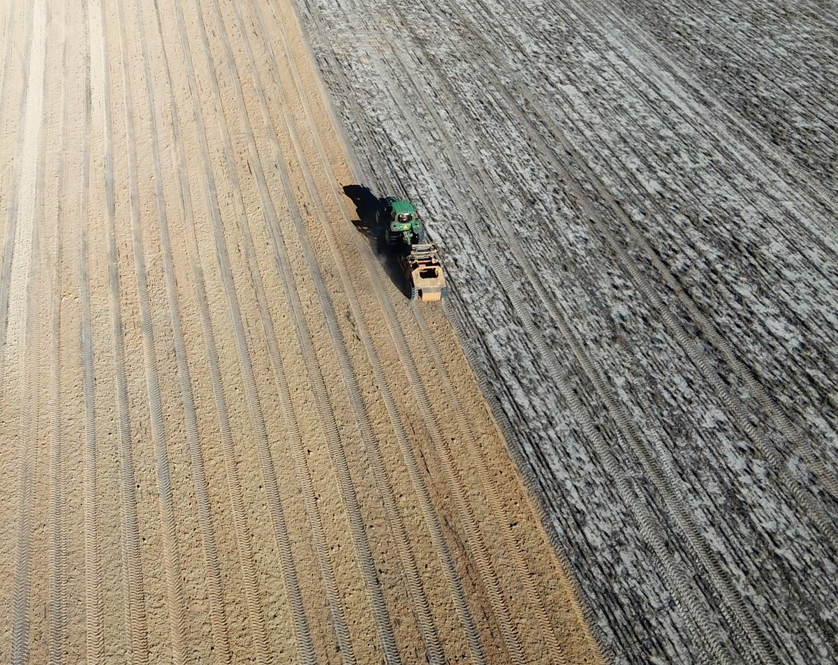 QuentenKnight's tweet photo. Finishing off the 2018 clay spreading program, #lehmannscraper doing a really neat job #warakirricropping https://t.co/KTDUzEbbjT
