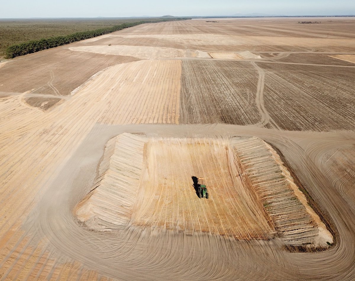 QuentenKnight's tweet photo. Finishing off the 2018 clay spreading program, #lehmannscraper doing a really neat job #warakirricropping https://t.co/KTDUzEbbjT