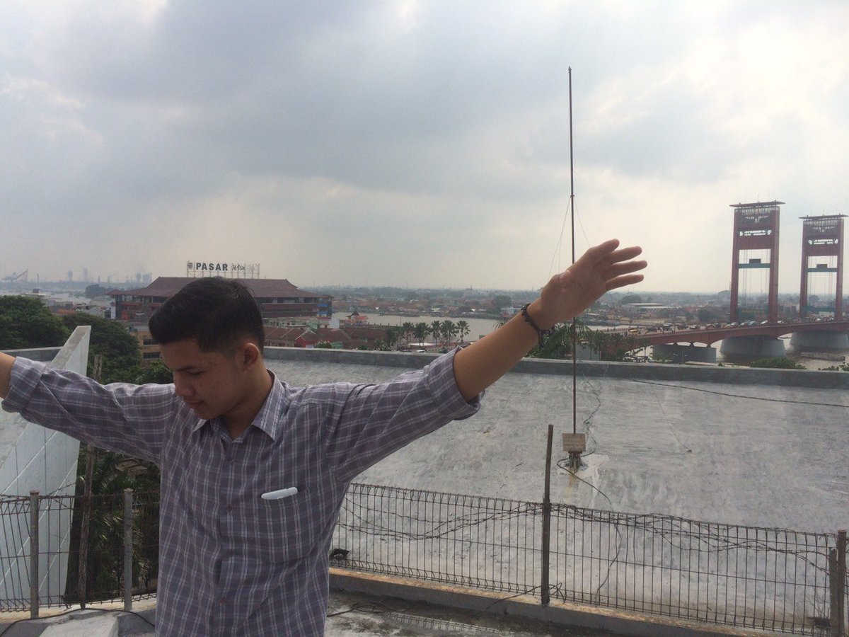 romaddhon's tweet photo. Berdiri di atas museum monpera, kelihatan jelas ampera dari kejauhan.

@975PLAYFM @GrabID #GrabYourPride #GrabLagaAsia #DekatDenganGrab #IBGK https://t.co/7jLP6tS8pf
