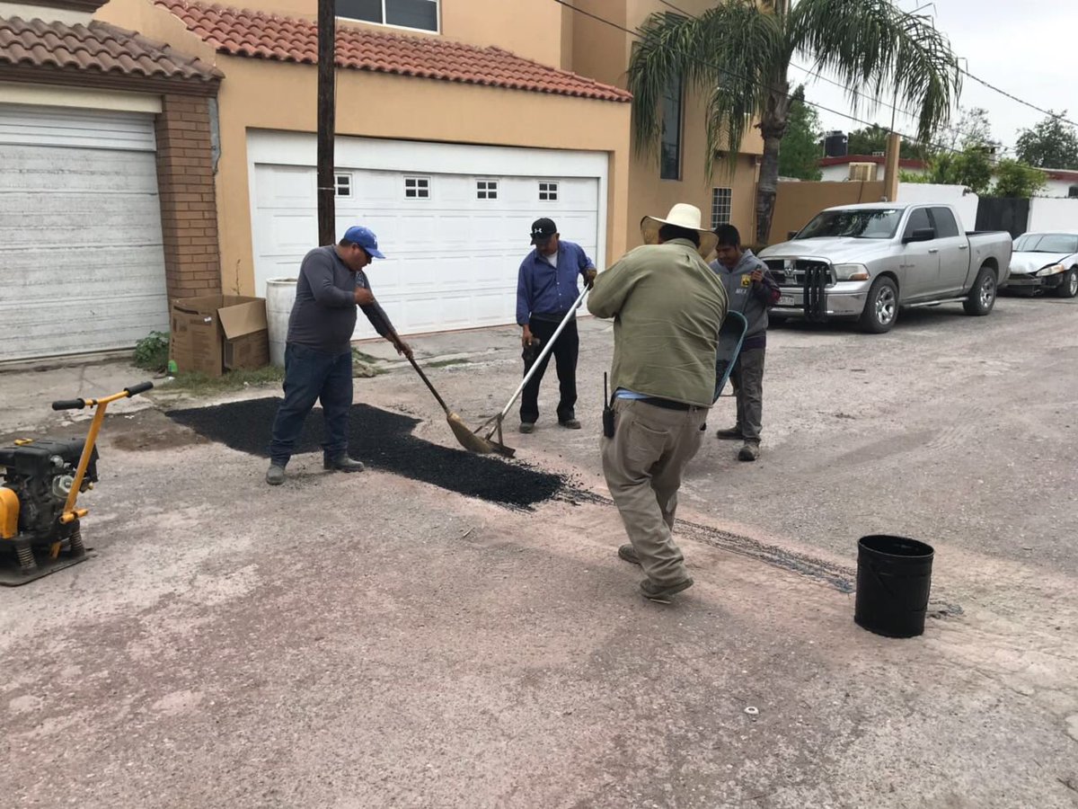 ErickZapataH's tweet photo. El dpto de bacheo en #Monclova trabajando incansablemente por la ciudad #MonclovaAvante #Admin2018 #AlfredoParedes https://t.co/VgN0EeNWGN