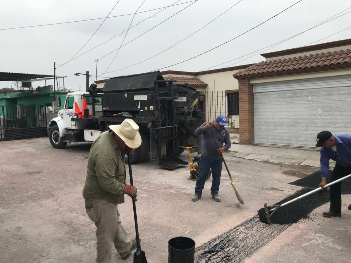 ErickZapataH's tweet photo. El dpto de bacheo en #Monclova trabajando incansablemente por la ciudad #MonclovaAvante #Admin2018 #AlfredoParedes https://t.co/VgN0EeNWGN