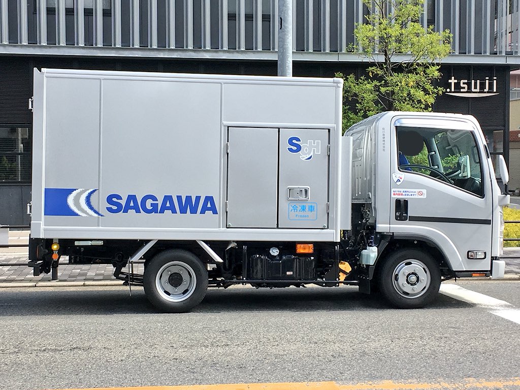 阪警 佐川急便 トラック いすゞ エルフ 新デザインで Sagawa の文字の部分が簡略化されました 飛脚マークも小さくなり 従来のデザインに比べると物足りなく感じます T Co Hl4dimxuct Twitter