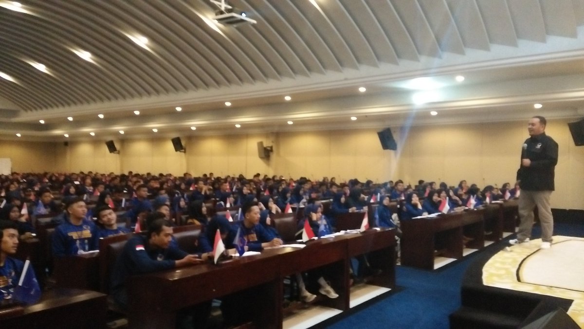 "Kalian adalah Syahrir dan Kartini muda yang punya semangat, pengetahuan dan keberanian untuk membawa perubahan di negeri ini," tegas <a href="/adityawilly/">Willy Aditya</a> saat memberi kuliah umum kepada kader2 Gerakan Politik Muda <a href="/NasDem/">Partai NasDem</a> di #ABNNasDem.

@rerieLmoerdijat 
<a href="/SaanMustopa/">Saan Mustopa</a> 
<a href="/DPWNasDemJabar/">Info NasDem Jabar</a>