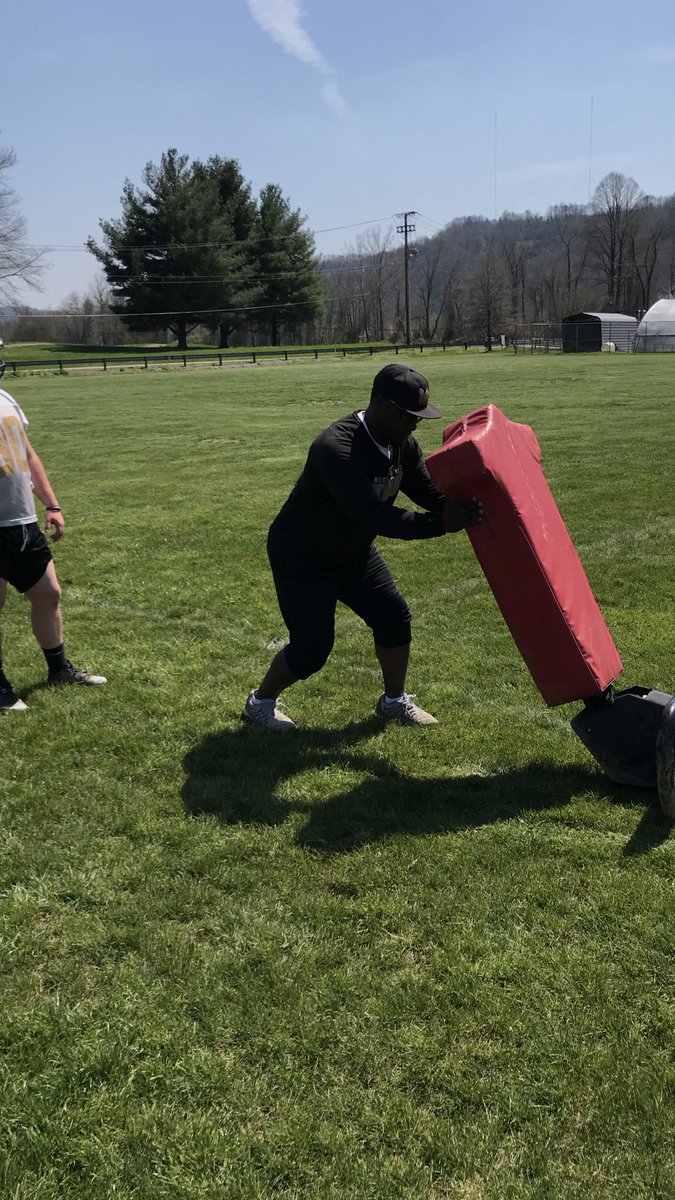 Coach_QWilson's tweet photo. You get what you put in 💯. Class 2018 in the House tomorrow. @WVStateFB #SpringGame18 https://t.co/CRDYj6MFa0