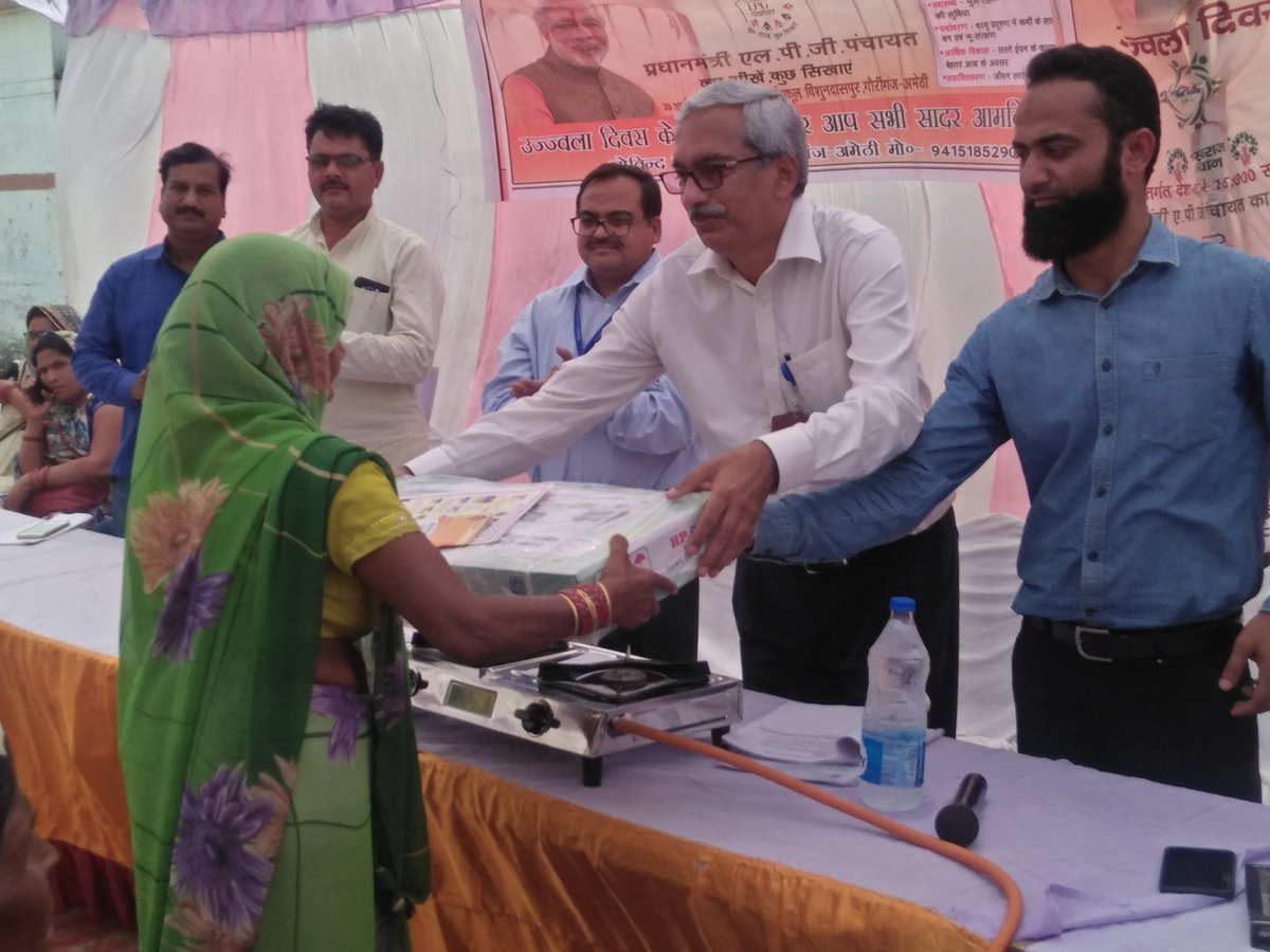 DNO_AMETHI's tweet photo. #UjjwalaDiwas celebrated at all OMC LPG Distributorships in district Amethi UP on 20.04.18  @yourschaudhary @Rg03Goel @iammohitdhawan @HPCL @RajeshKTiwary1 @PMUjjwalaYojana @AshutoshJindalS https://t.co/FlgiqguSMO https://t.co/8ZJ8Z5okRu