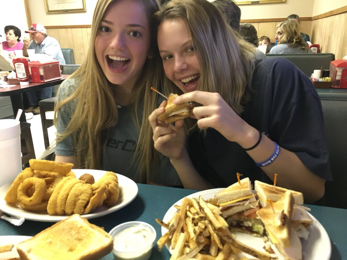 FamilyeGuide's tweet photo. Dinner at #KerrisDaughertyDiner in #DavisOK was awesome!!! #homecooking at its finest... and HUGE portions! #routecc @chickasawcountry #davisoklahoma #visitoklahoma #dfwtravel https://t.co/pyRcwocD7U