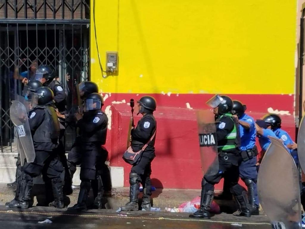 ManuelOT15's tweet photo. Policías persiguiendo a estudiantes por que el presidente @DanielOrtega_Ni de mierda ordena? 
Eso es basura hermano 
#PrayForNicaragua https://t.co/RHfU1NNmkx