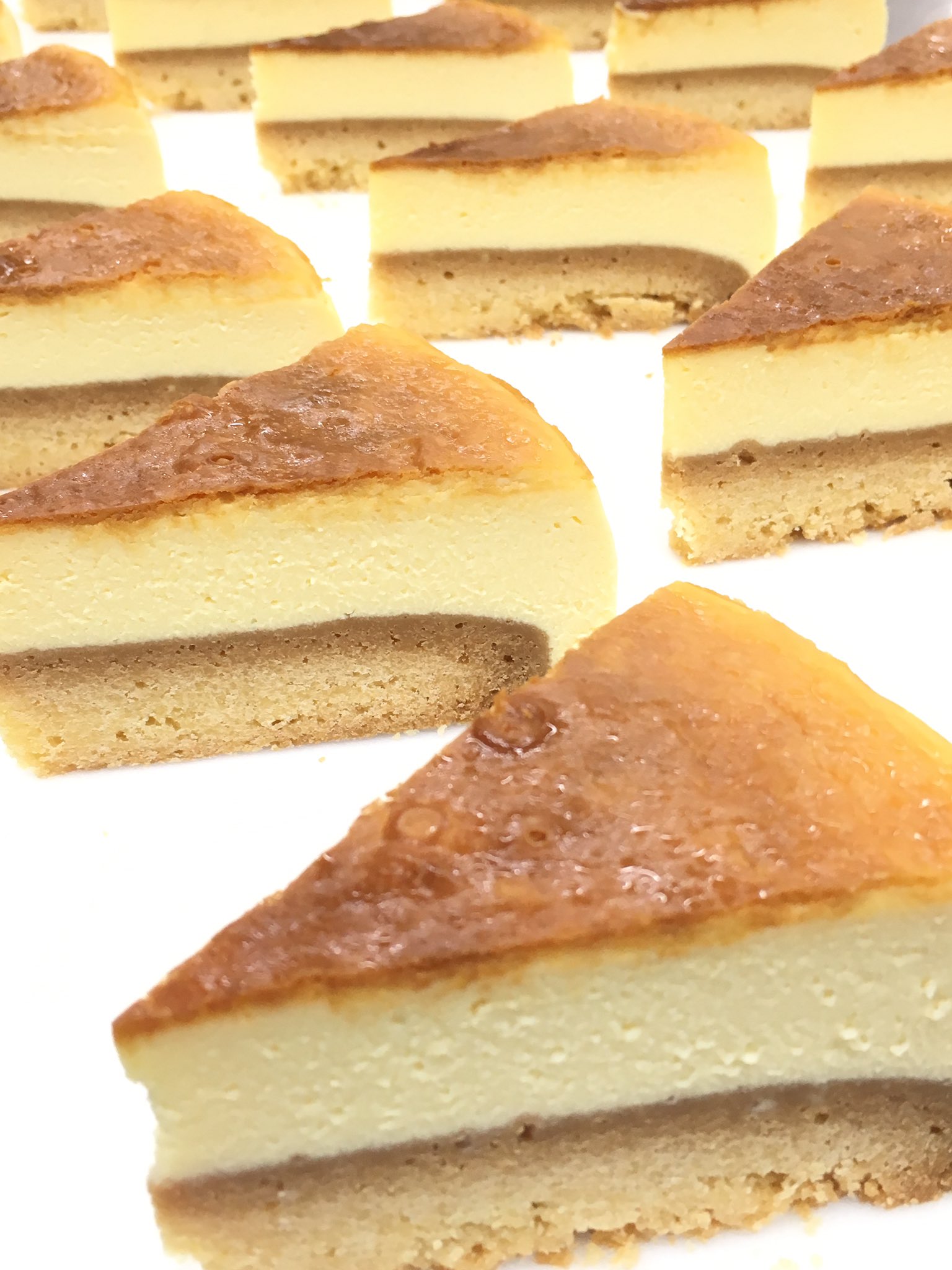 Uzivatel リスボン豊中店 Na Twitteru 愛情たっぷりで焼き上げたnyチーズケーキ 濃厚でクリーミーな味わいに仕上がりました ｰ 店長オススメのケーキです リスボン豊中店 豊中 ケーキ屋 Cake 隠れ家的な アルバイト募集中 チーズケーキ 楽しい時間
