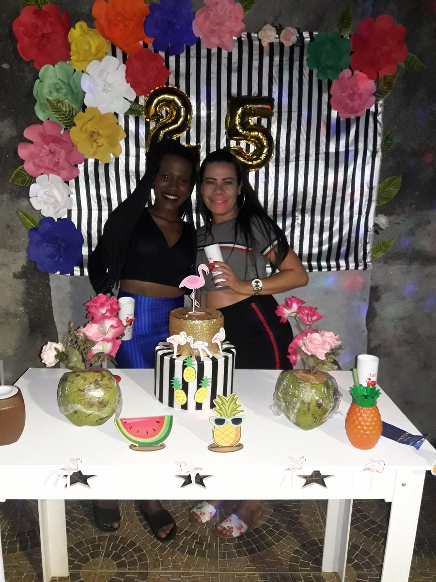 JhenyFord's tweet photo. Ta rolando o imbra na festa da Valdirene, adoroooo.
#ThaisFez25 #ParabensVal ππΎπΊβ€ https://t.co/Y0ncnYlhiy