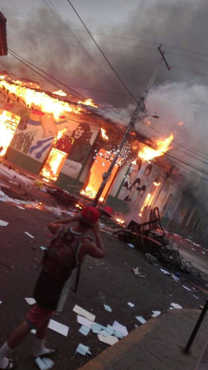Alan_Sad97's tweet photo. Que comienzen los pvtos saqueos 
#PrayForNicaragua 
#Hail100cia https://t.co/1iwkvBqkpO
