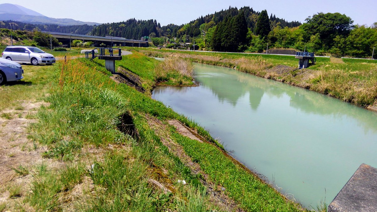 えびの高原鹿子 えびの高原硫黄山の麓を流れる長江川も濁っています 一枚目加久藤神社前 二枚目えびのic 近く
