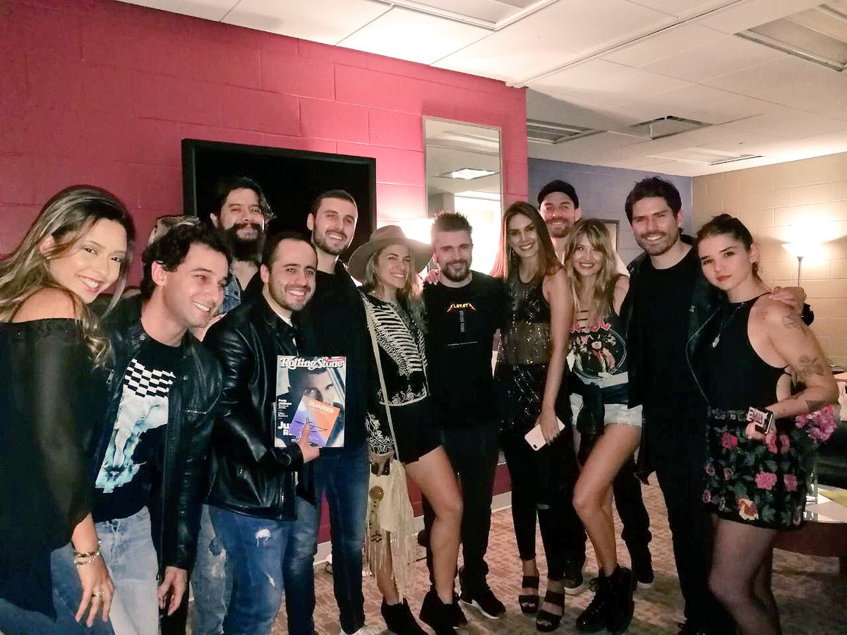 RollingStoneCol's tweet photo. #RSCrew| Encuentros inolvidables en este ‘Amarte Tour’ de @Juanes. Seguimos disfrutando la #JetBlueExperience https://t.co/QM8fB24JyC