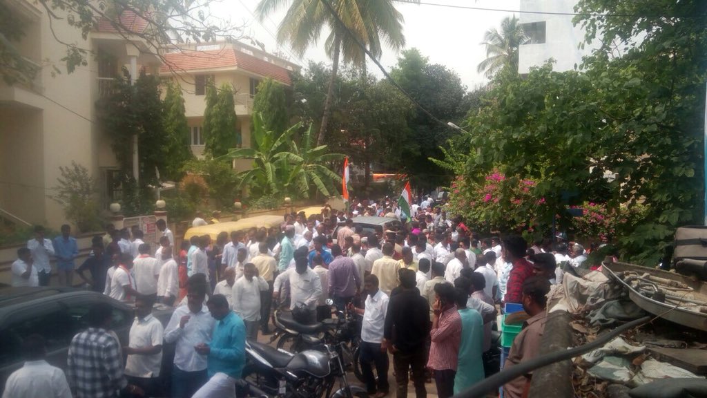 RLR_BTM's tweet photo. ಬಿಟಿಎಂ ವಿಧಾನಸಭಾ ಕ್ಷೇತ್ರದ ಕಾಂಗ್ರೆಸ್ ಅಭ್ಯರ್ಥಿಯಾಗಿರುವ ರ��ಮಲಿಂಗಾರೆಡ್ಡಿ ಅವರು ಲಕ್ಕಸಂದ್ರದ ಮಹಾ ಗಣಪತಿ ದೇವಸ್ಥಾನದಲ್ಲಿ ಪೂಜೆ ಸಲ್ಲಿಸಿ ನಂತರ ಕೋರಮಂಗಲದ ಚುನಾವಣಾ ಕಛೇರಿಯಲ್ಲಿ ತಮ್ಮ ನಾಮಪತ್ರವನ್ನು ಸಲ್ಲಿಸಿದರು.
#NammaRamalingaReddy #NammaBTM #RLR4BTM #INC4Karnataka #BTMLayout https://t.co/7vj038xbYm