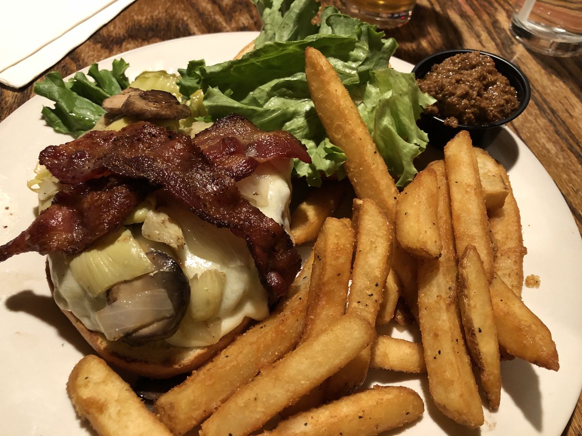 PhotogKatherine's tweet photo. #Perfection. #donnellys #burgers #bacon https://t.co/dAJDOAS8fc